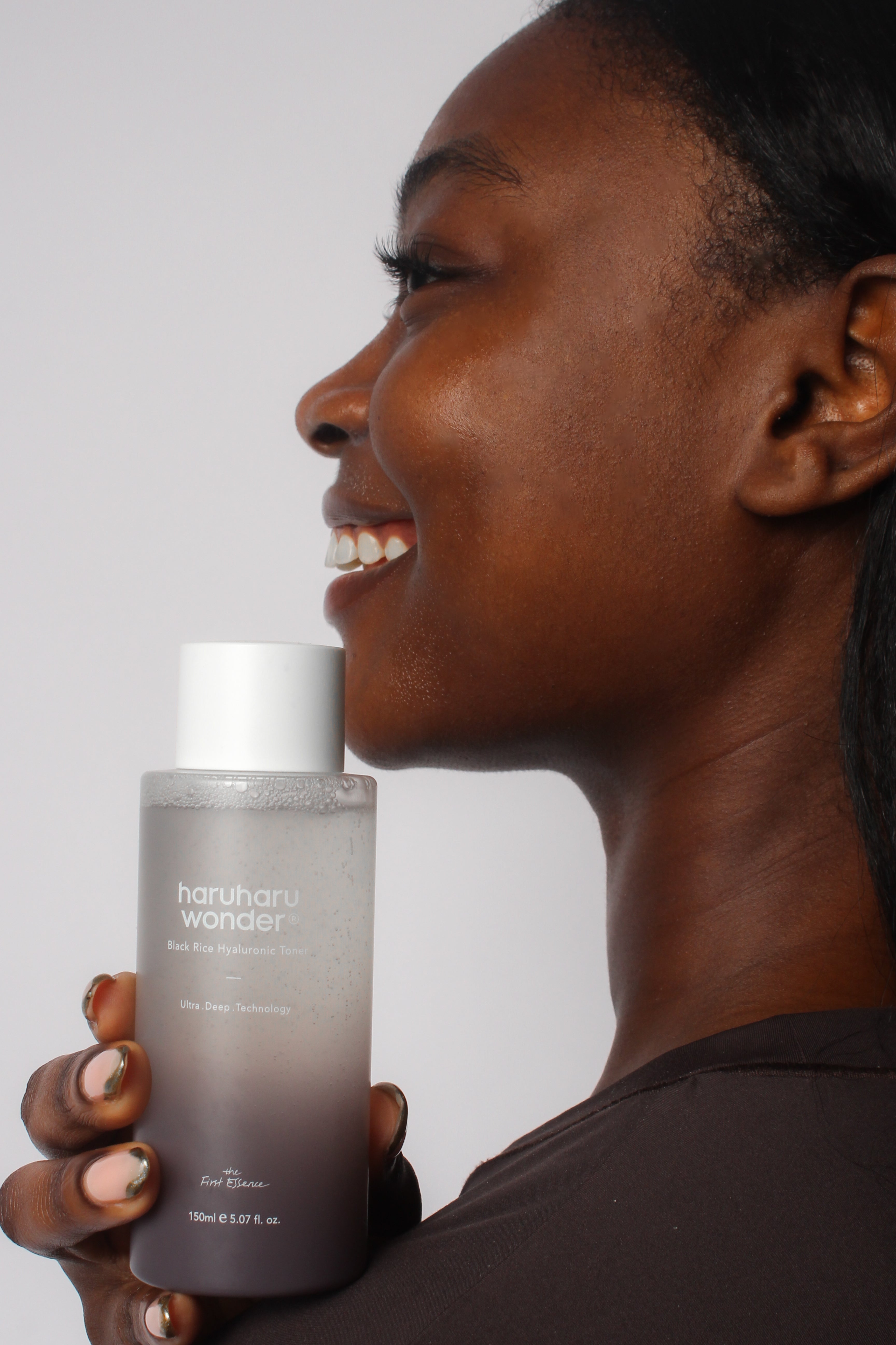 Groupe de mannequins présentant le toner riz noir Haruharu Wonder – hydratation pour tous les types de peau