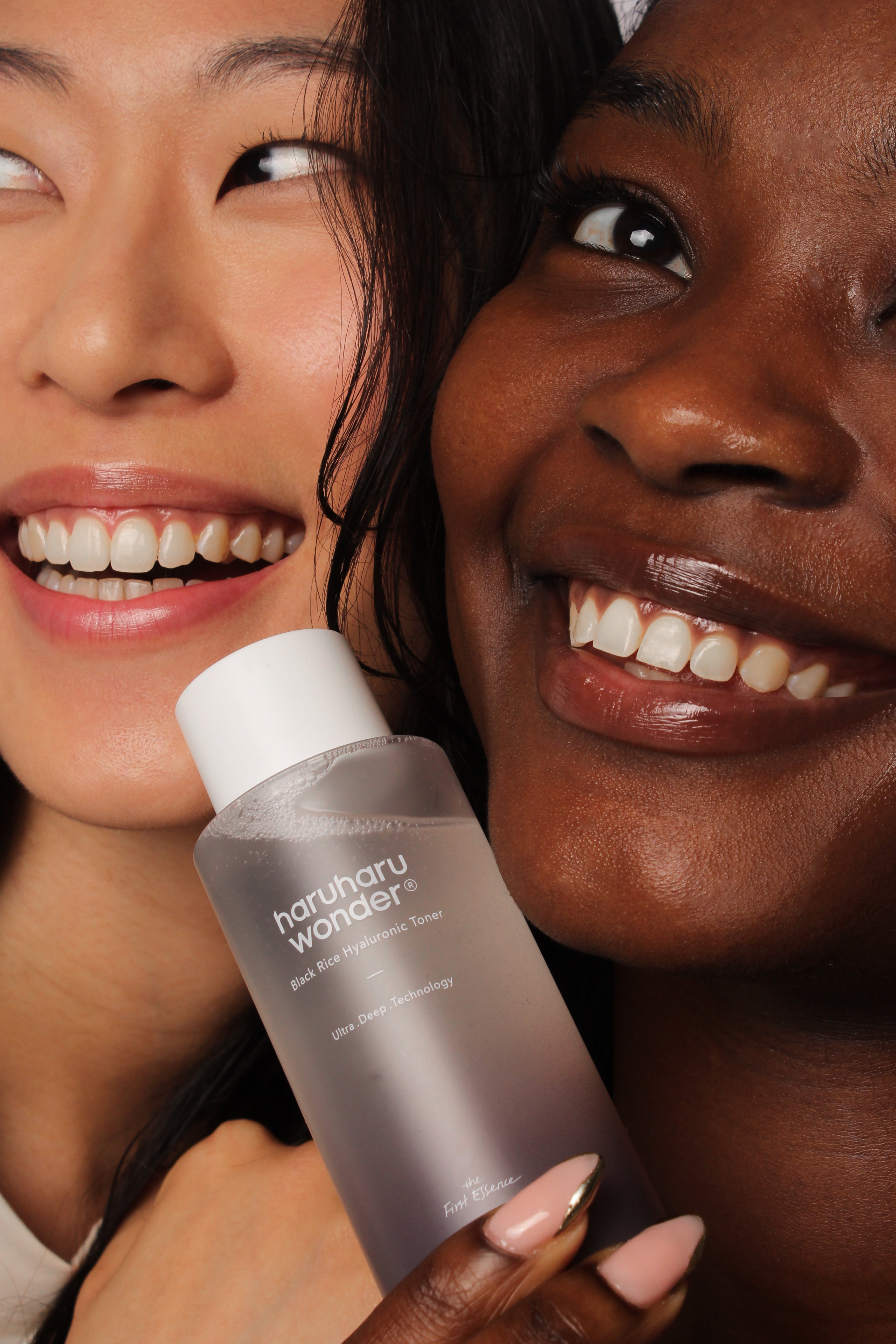 Mannequin tenant le toner hyaluronique riz noir Haruharu Wonder – soin visage éclat et hydratation