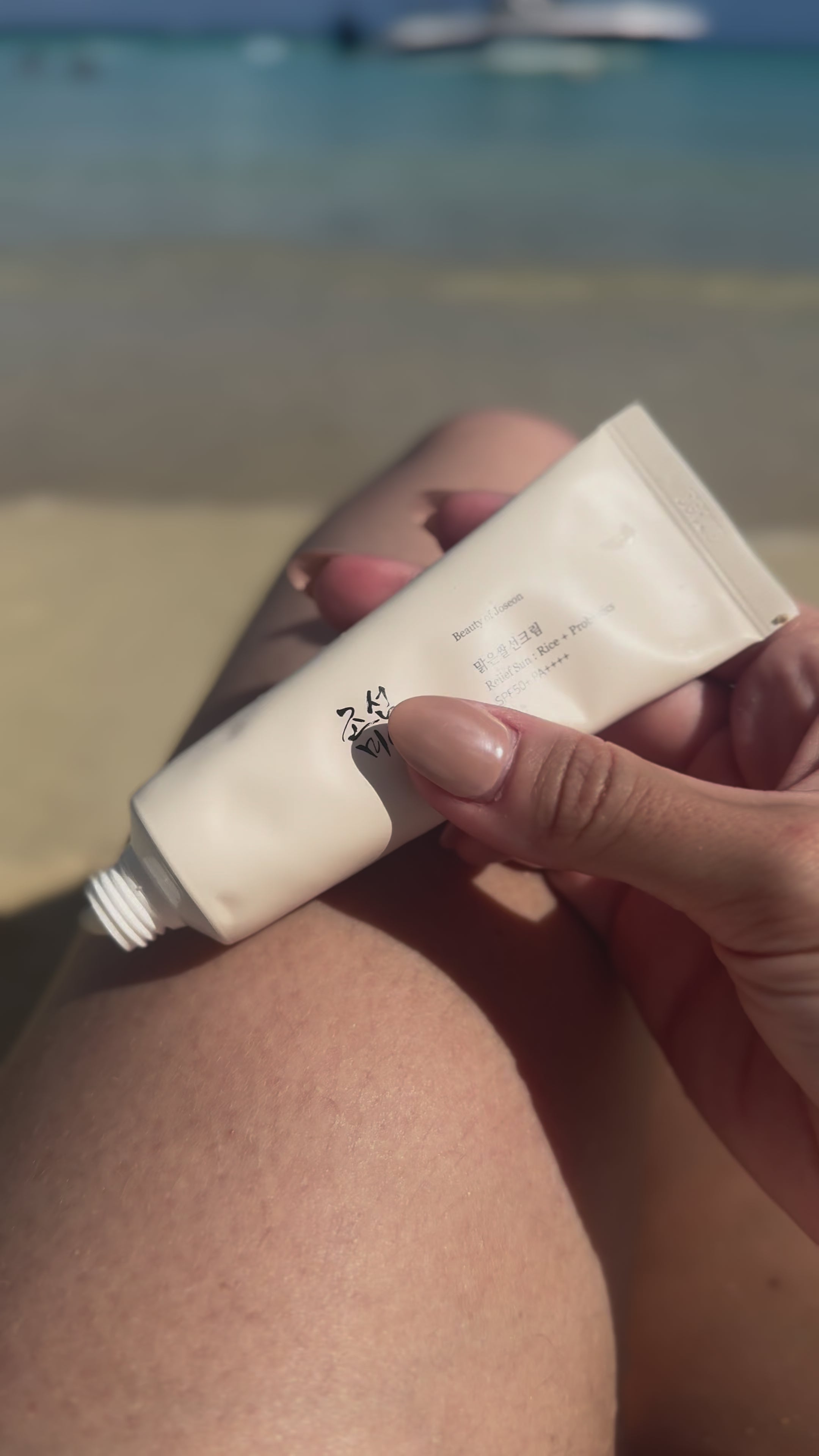 Vidéo d’application de la crème solaire riz probiotique Beauty of Joseon, texture visible sur la peau