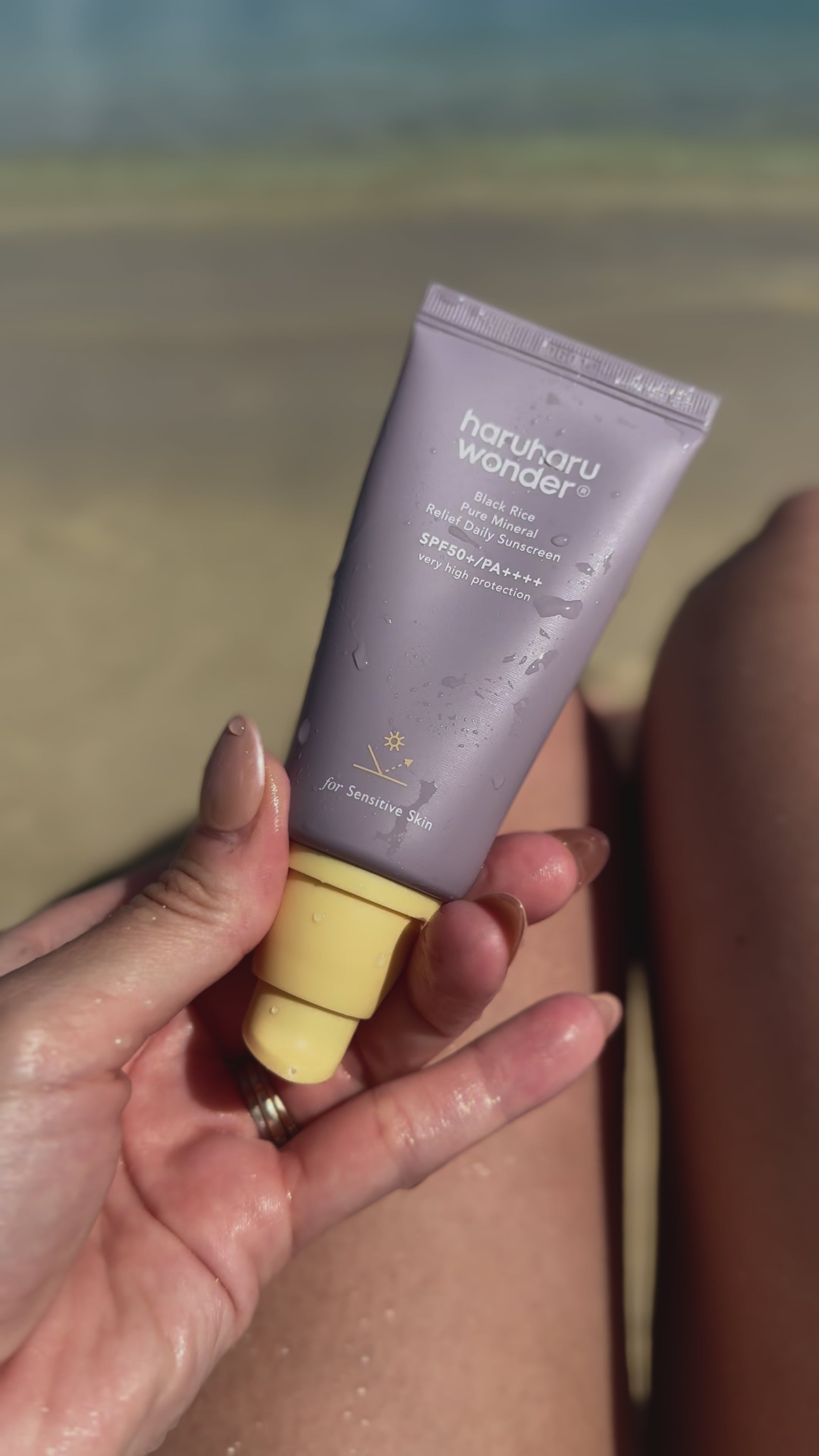 Vidéo d'application de la crème solaire pure mineral relief riz noir Haruharu Wonder sur le corps, texture légère et absorption rapide