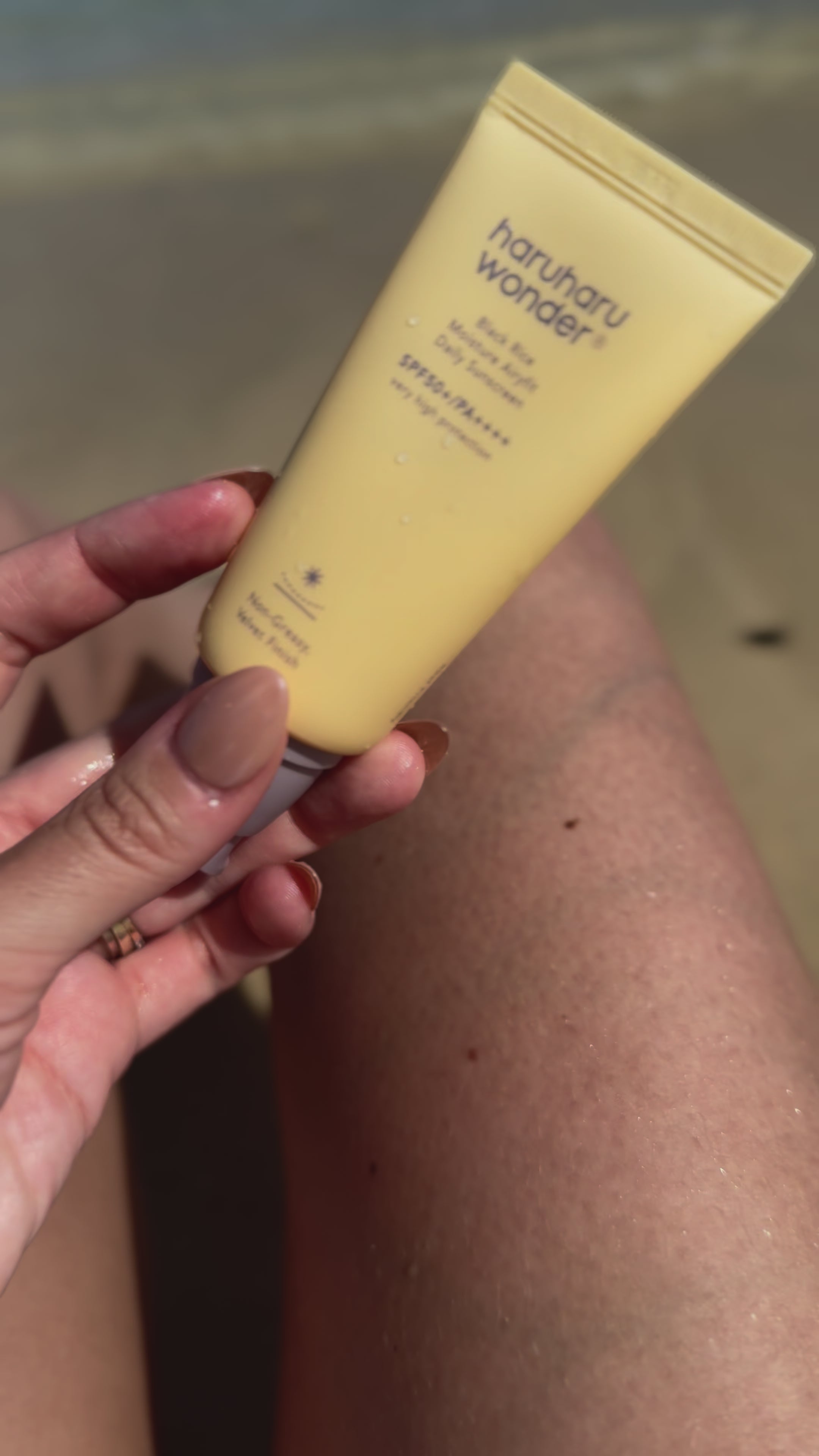 Vidéo montrant l'application de la crème solaire Airyfit riz noir SPF50+ Haruharu Wonder sur le corps, texture légère et hydratante