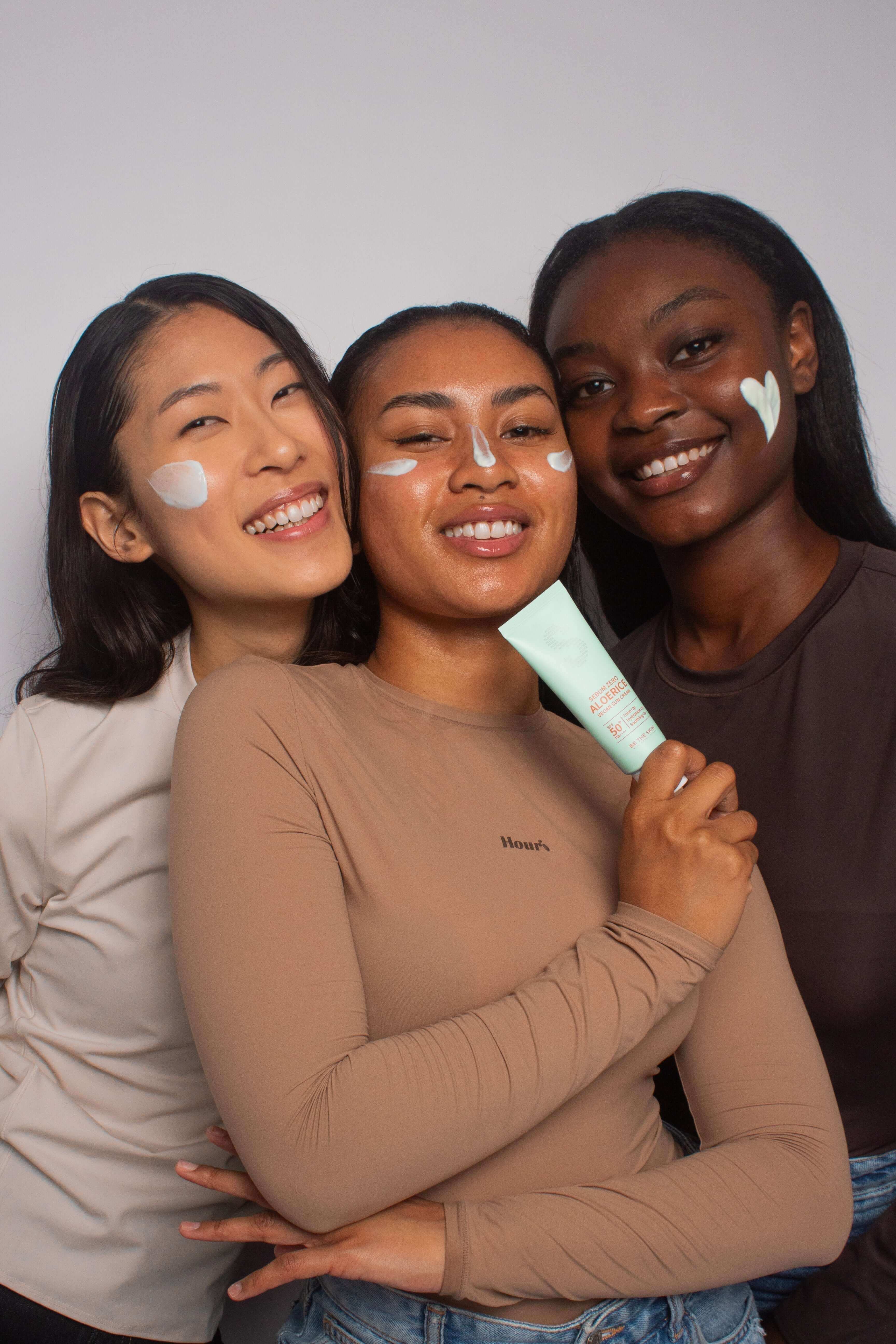 Mannequins tenant une crème solaire