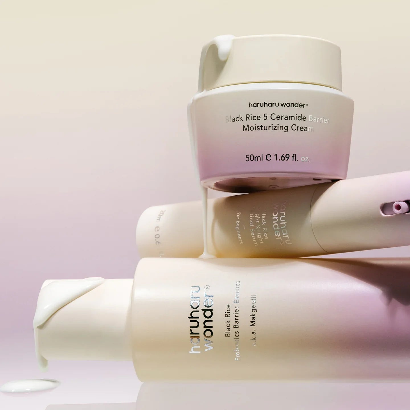 Mannequin présentant un produit de la collection Haruharu Wonder soins visage au riz noir 