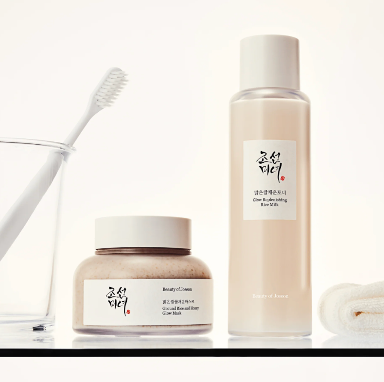 Mannequin tenant un produit Beauty of Joseon au riz