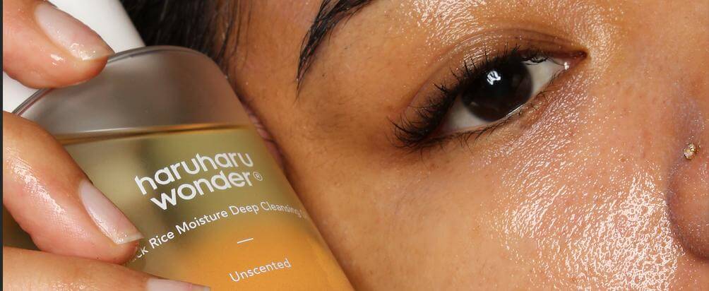 Mannequin présentant un produit de la collection Haruharu Wonder soins visage au riz noir 