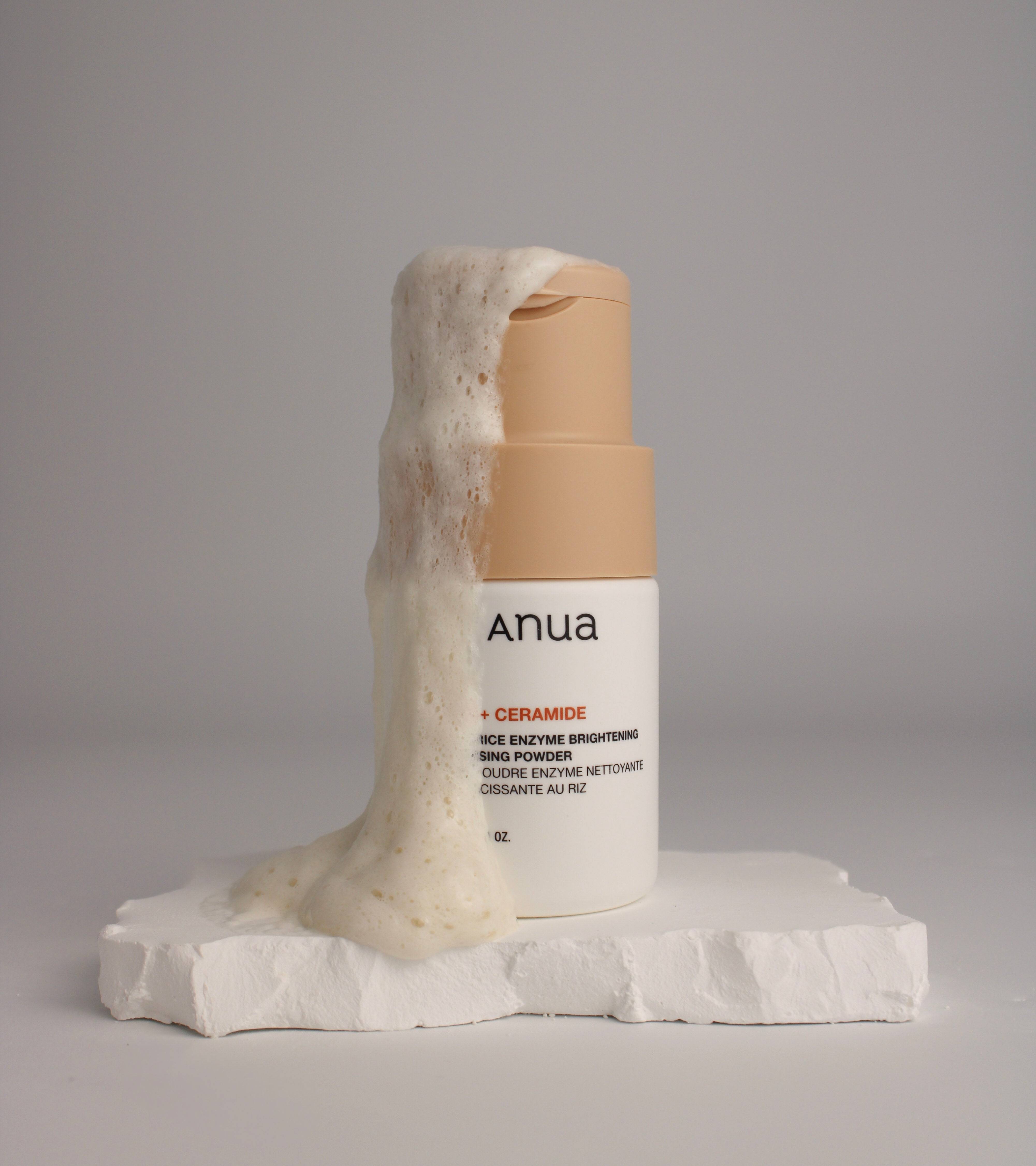 Poudre nettoyante Anua avec mousse éclatante dégoulinant sur le pot