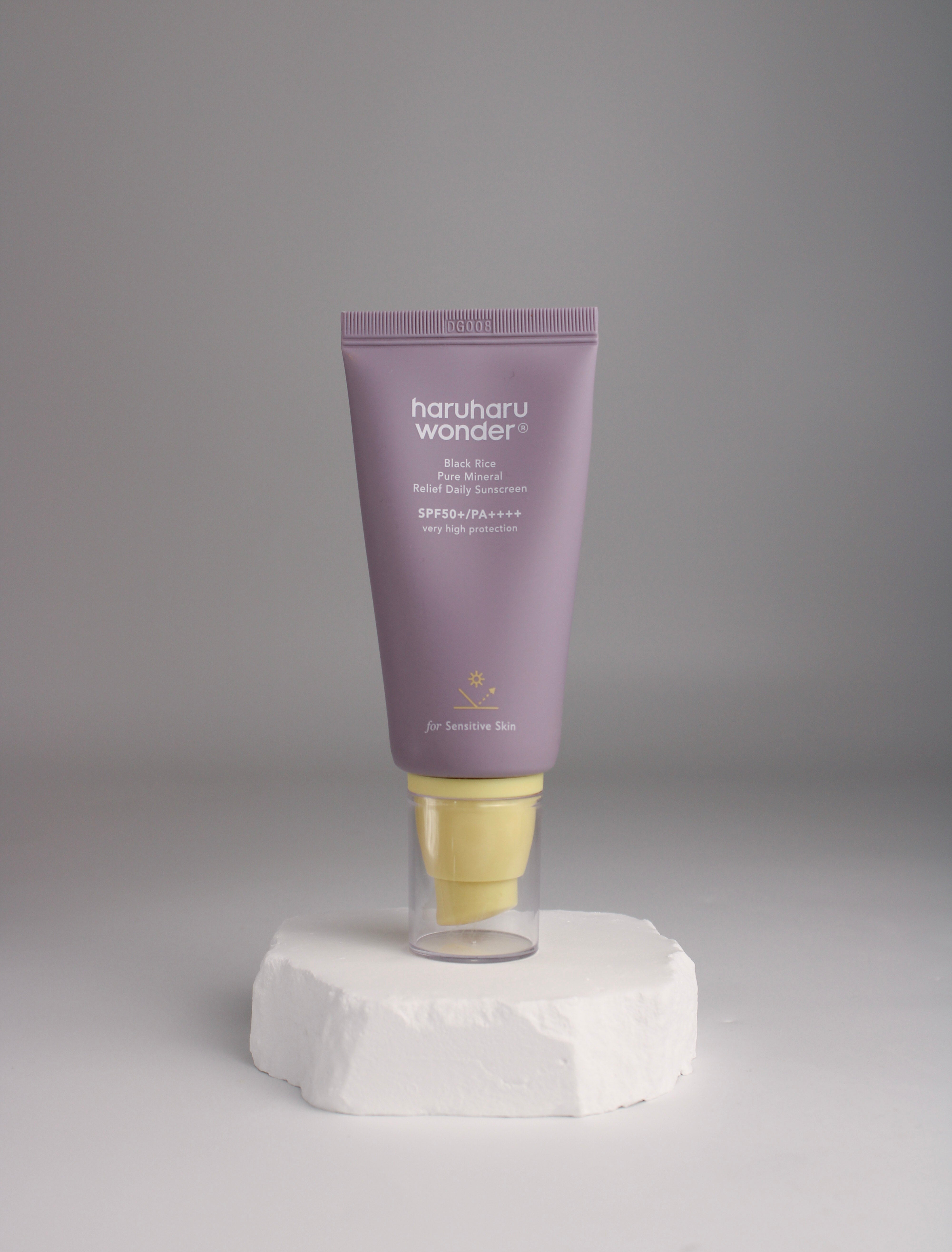 Crème solaire pure mineral relief riz noir SPF50+ Haruharu Wonder, tube blanc et noir