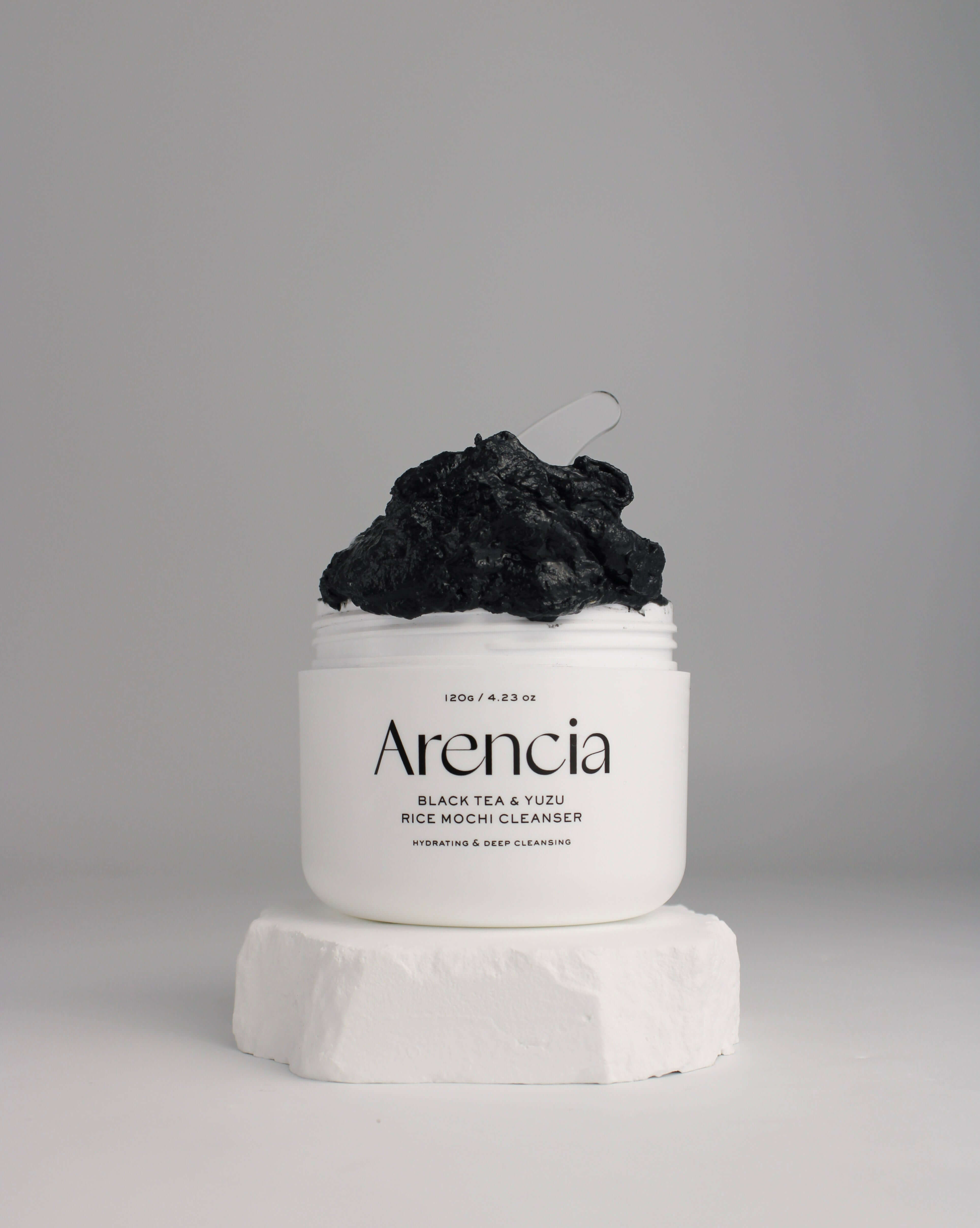 Nettoyant frais Arencia au thé noir et yuzu, pot ouvert avec pâte nettoyante visible