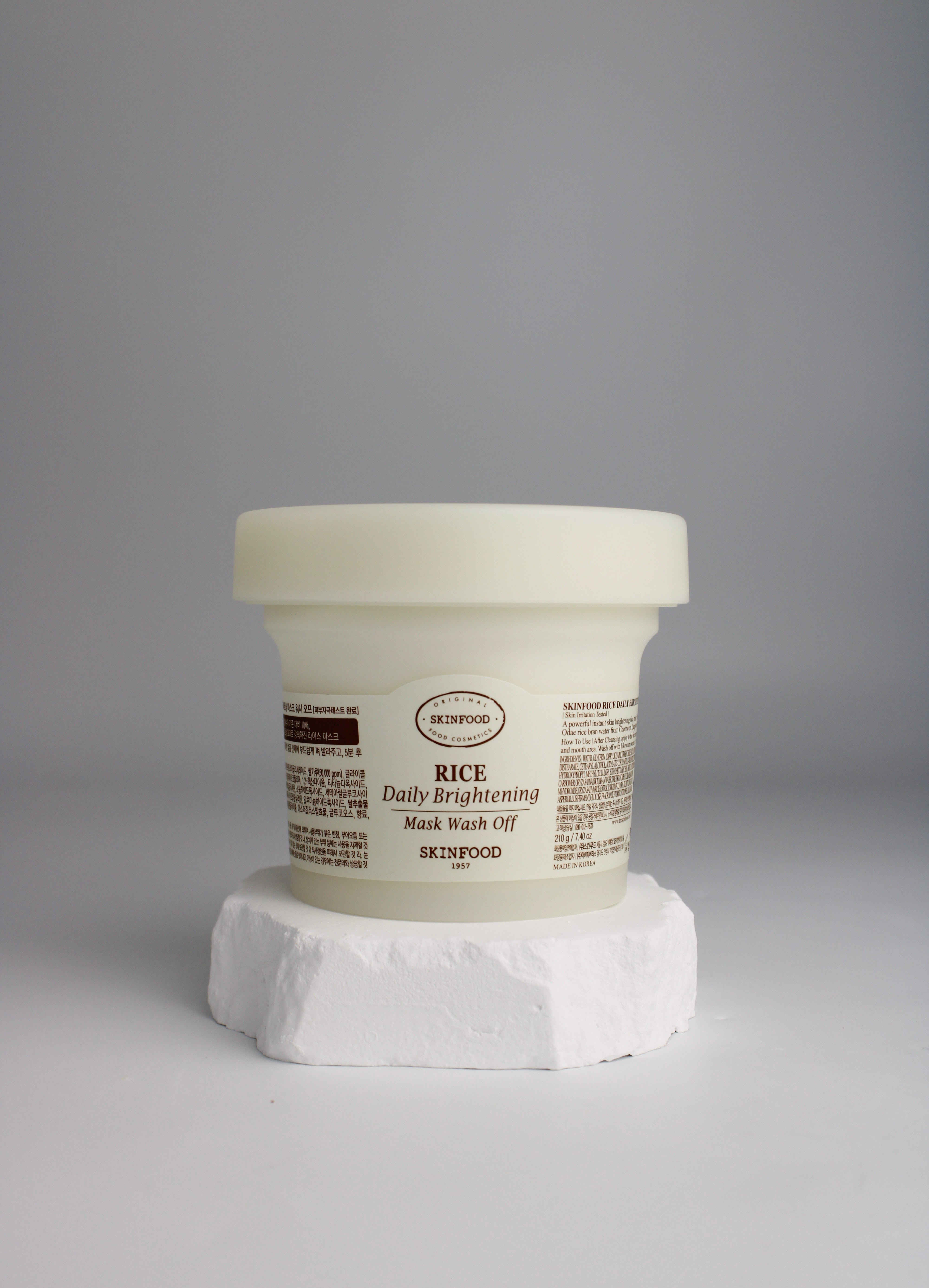 Pot fermé du masque nettoyant éclaircissant au riz Skinfood, packaging élégant