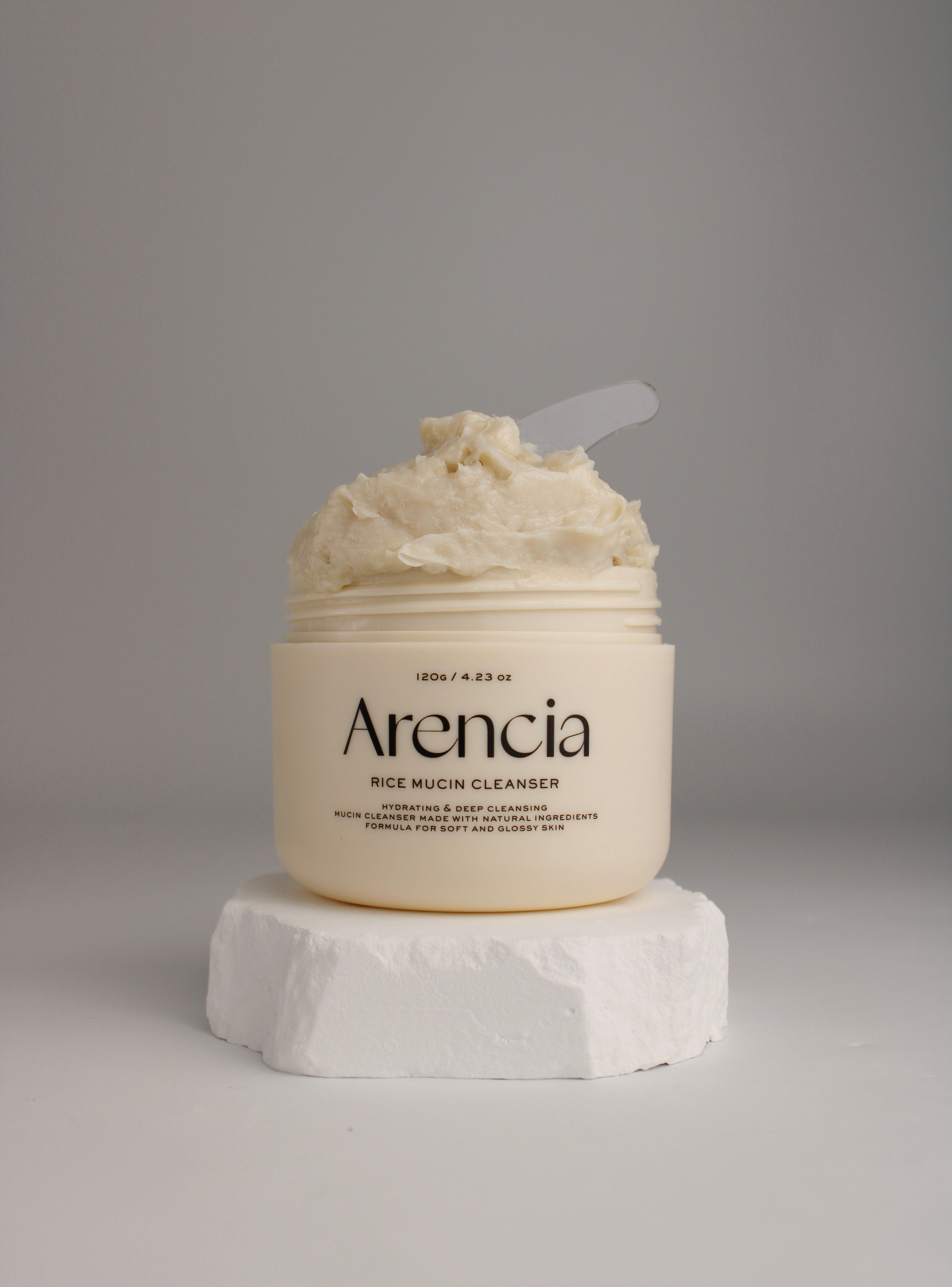 Nettoyant frais Arencia à la mucine de riz, pot ouvert avec texture nettoyante visible