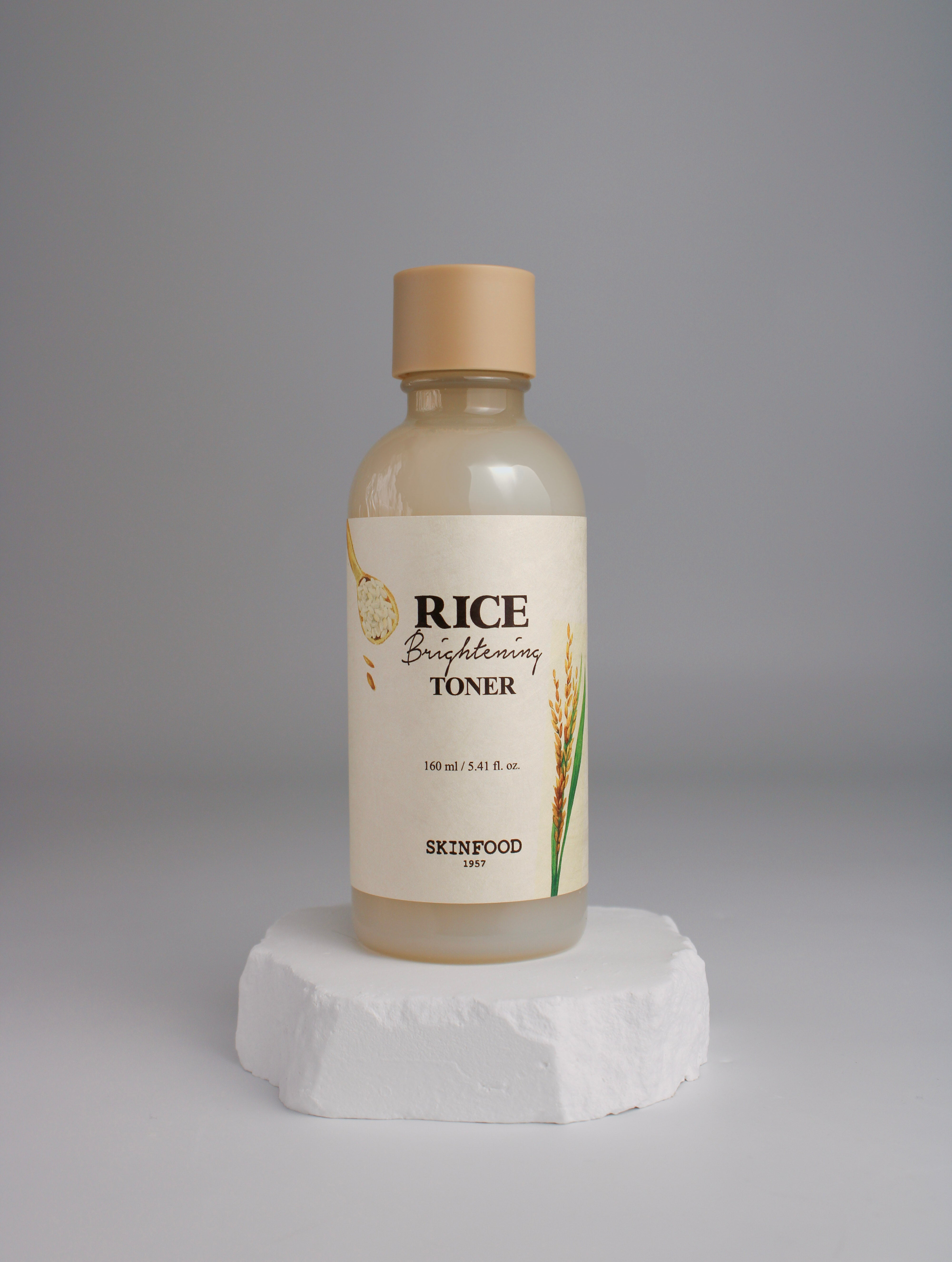 Toner éclaircissant au riz Skinfood, bouteille transparente avec liquide clair