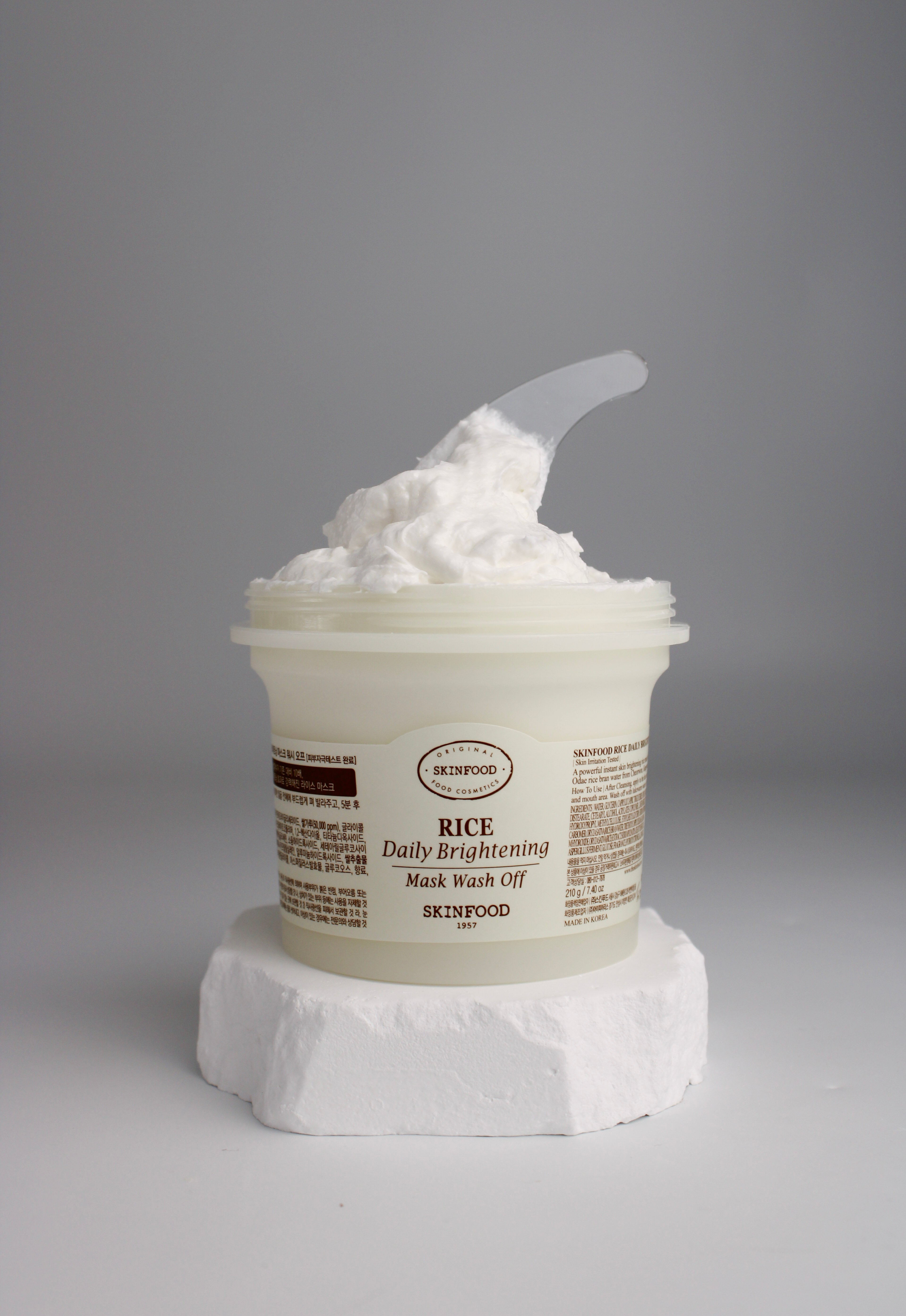 Masque nettoyant éclaircissant au riz Skinfood, pot ouvert avec texture crémeuse visible