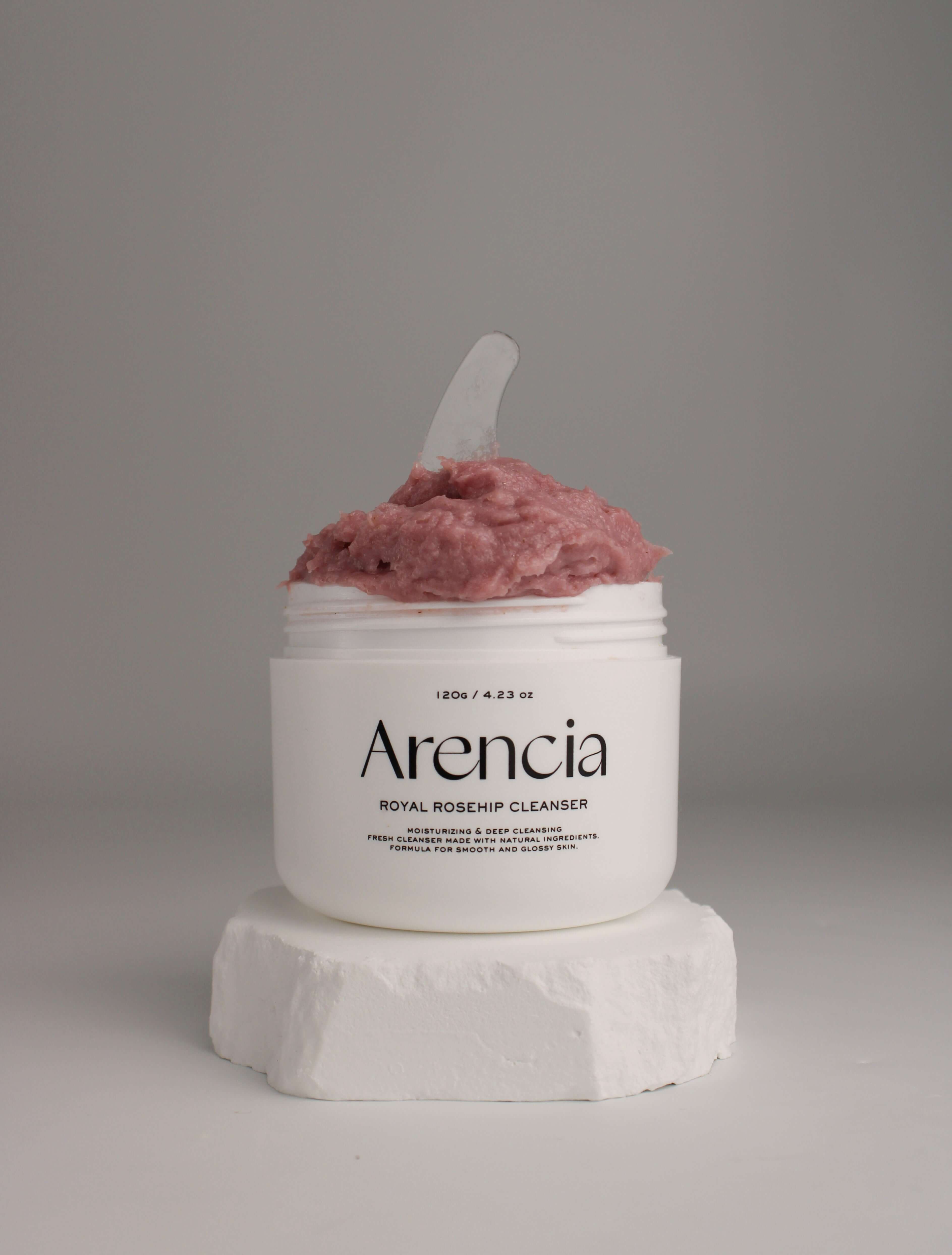 Nettoyant frais Arencia au riz et mochi royal à l’églantier, pot ouvert avec pâte nettoyante visible