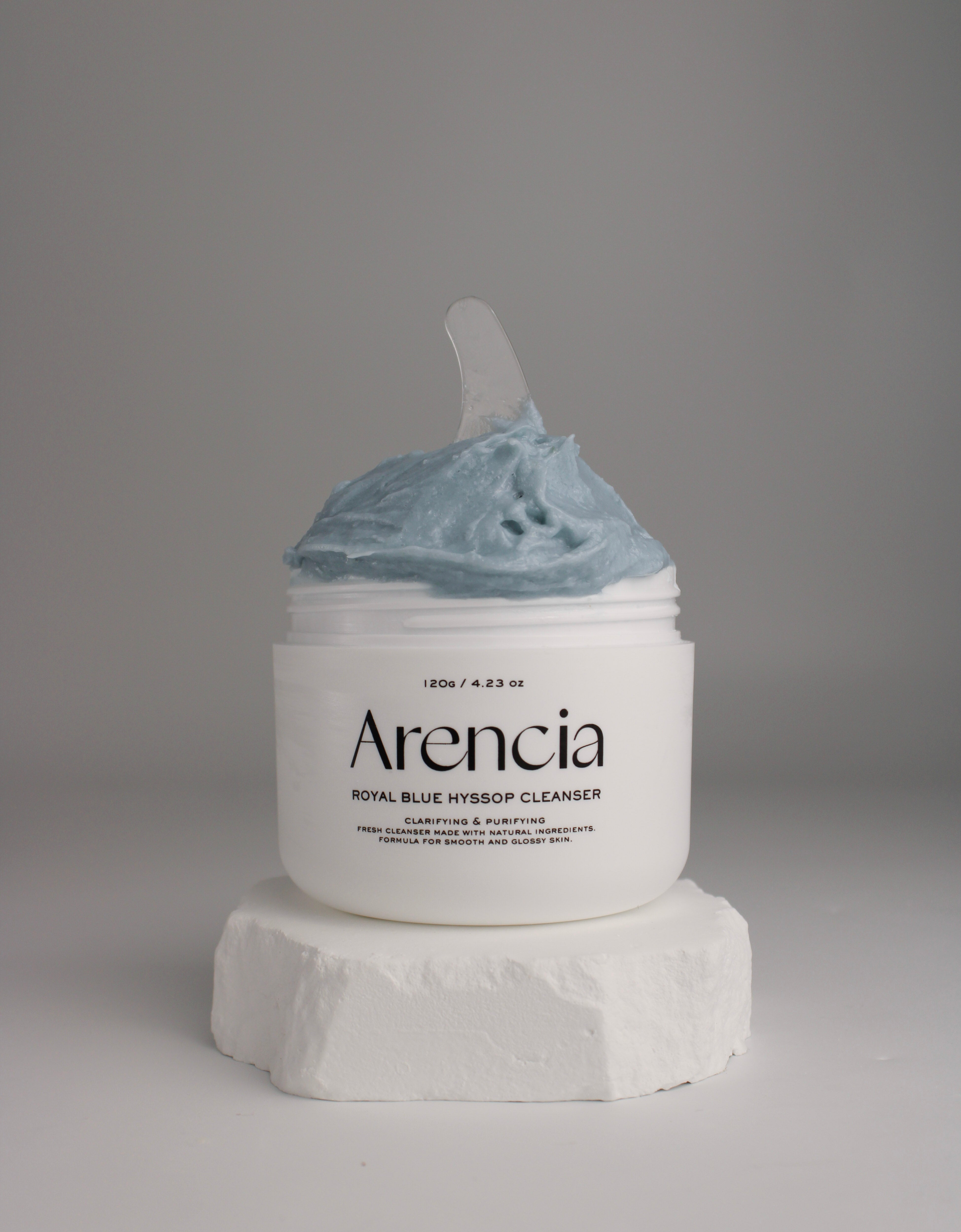 Nettoyant frais Arencia au riz bleu et mochi, pot ouvert avec texture pâte visible pour un nettoyage doux et éclaircissant