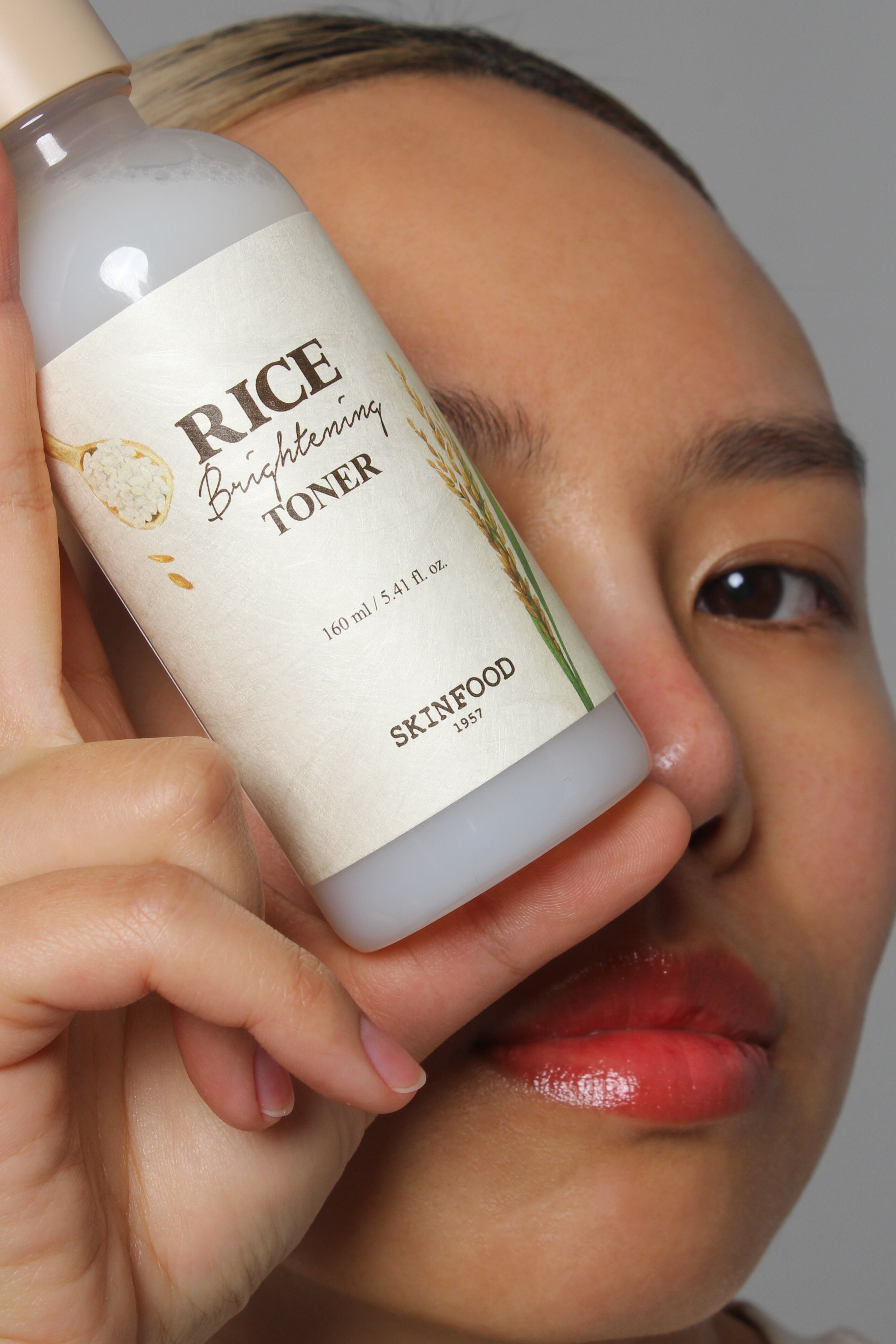 Mannequin tenant et présentant le toner éclaircissant au riz Skinfood