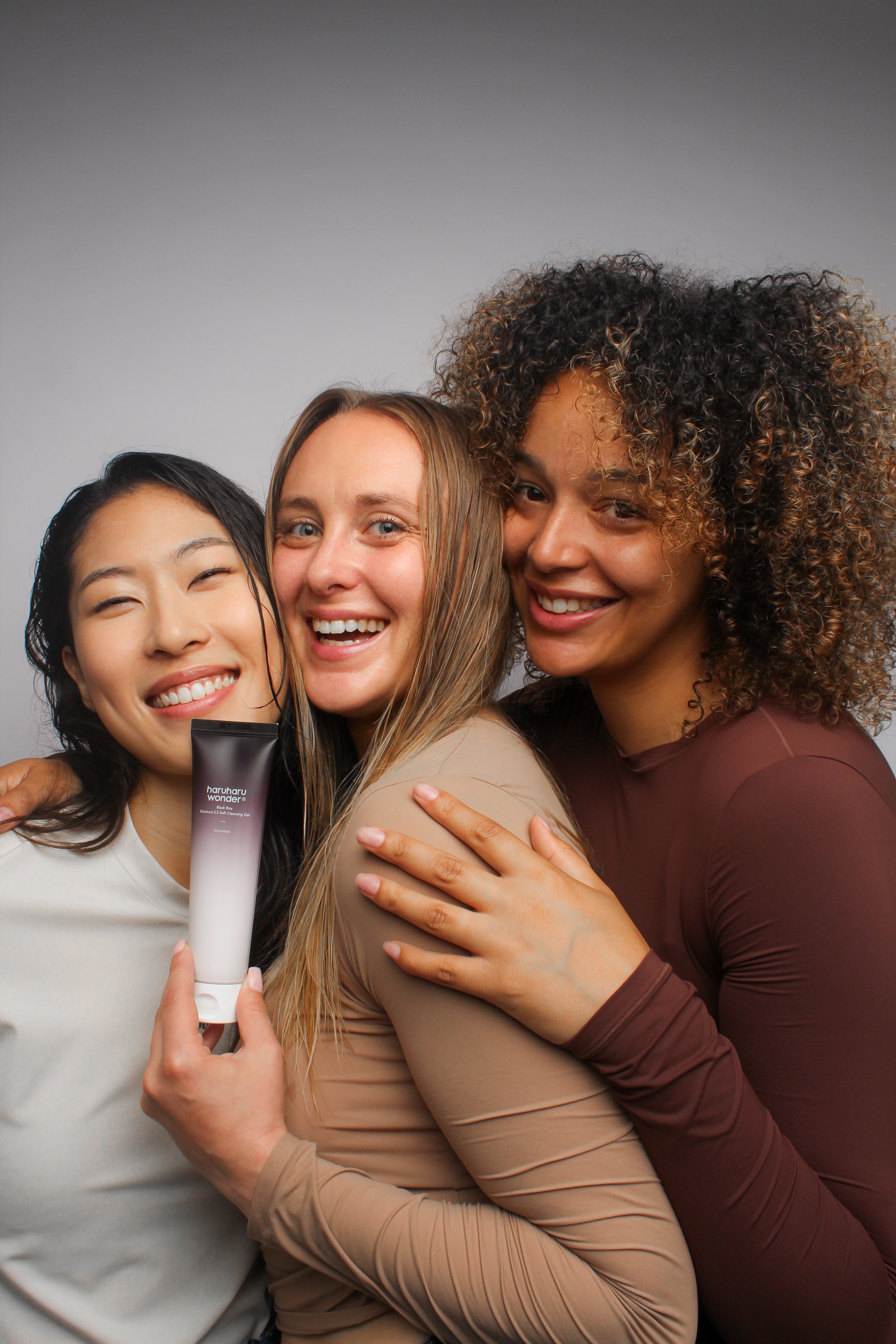 Groupe de mannequins présentant le gel nettoyant Haruharu Wonder – adapté à tous types de peau
