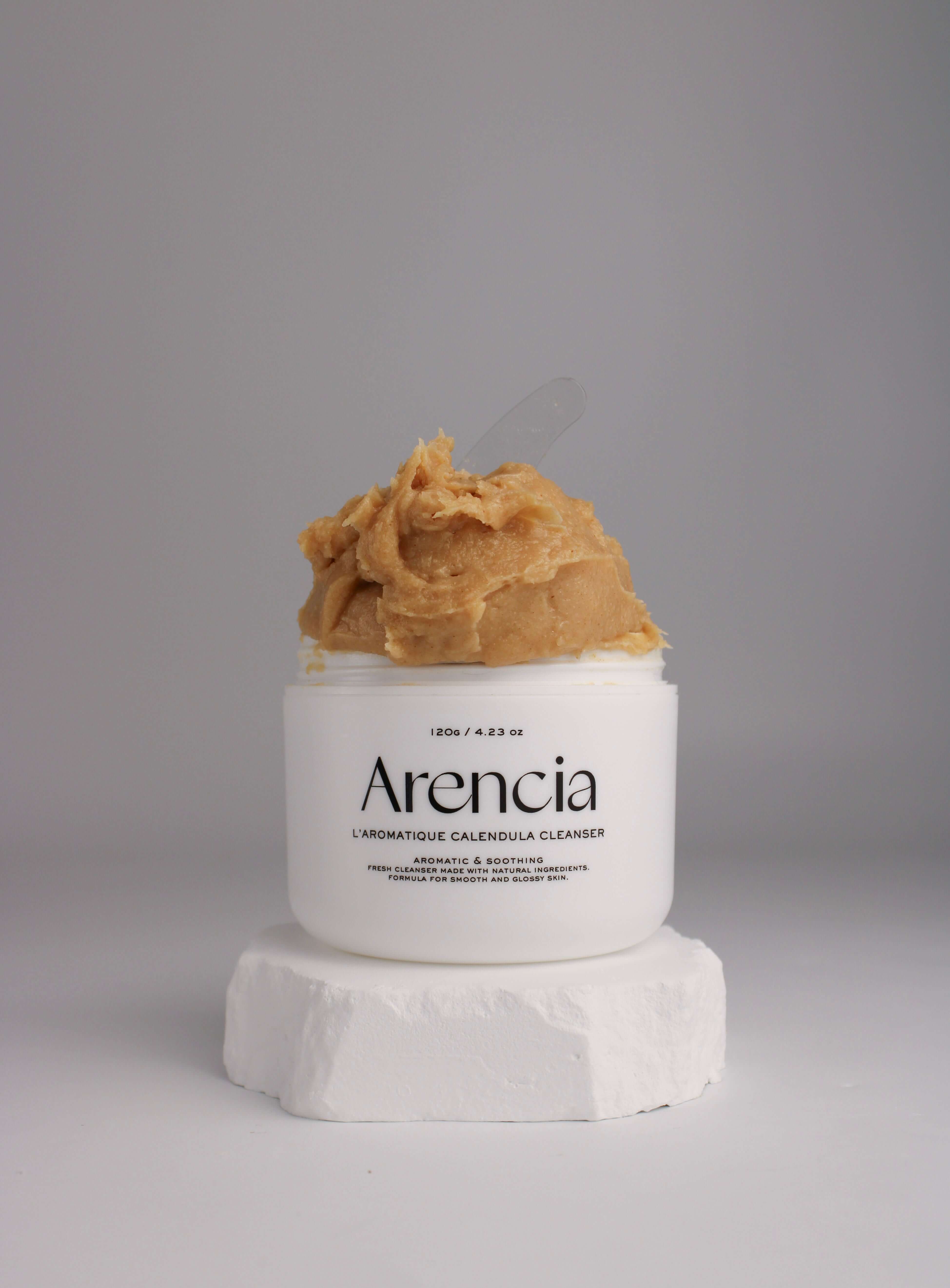 Nettoyant frais Arencia au calendula et mochi, pot ouvert avec la pâte nettoyante visible