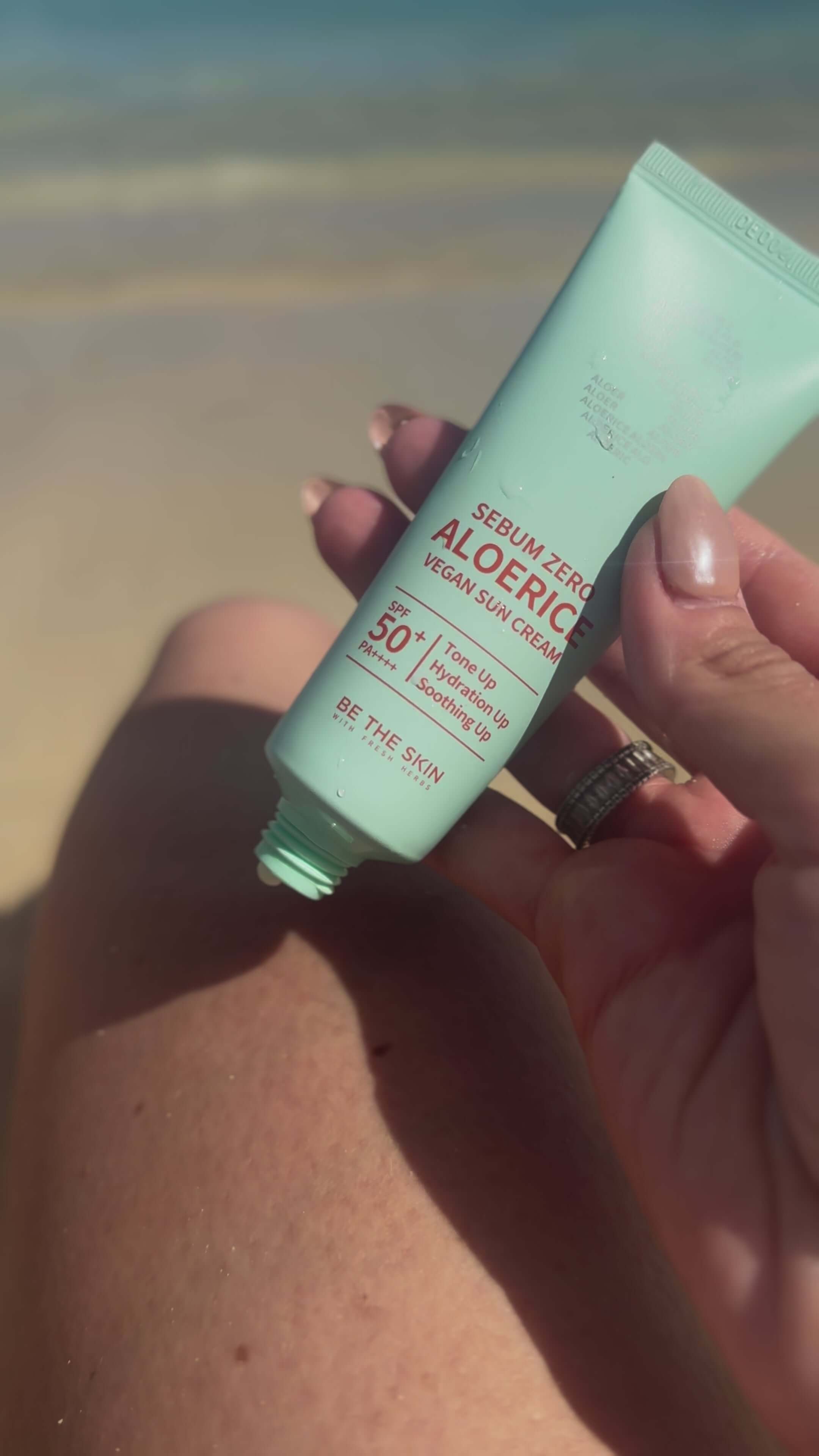 Vidéo d'application de la crème solaire Be The Skin à base de riz sur le corps  à la plage, protection SPF50+